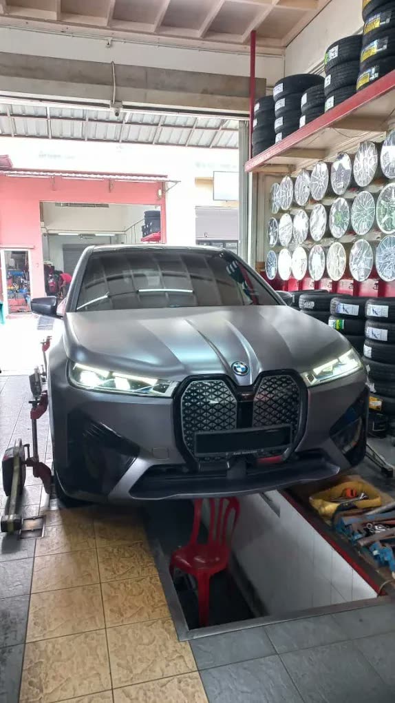 A modern BMW iX electric SUV being serviced at Histobumi Car Care