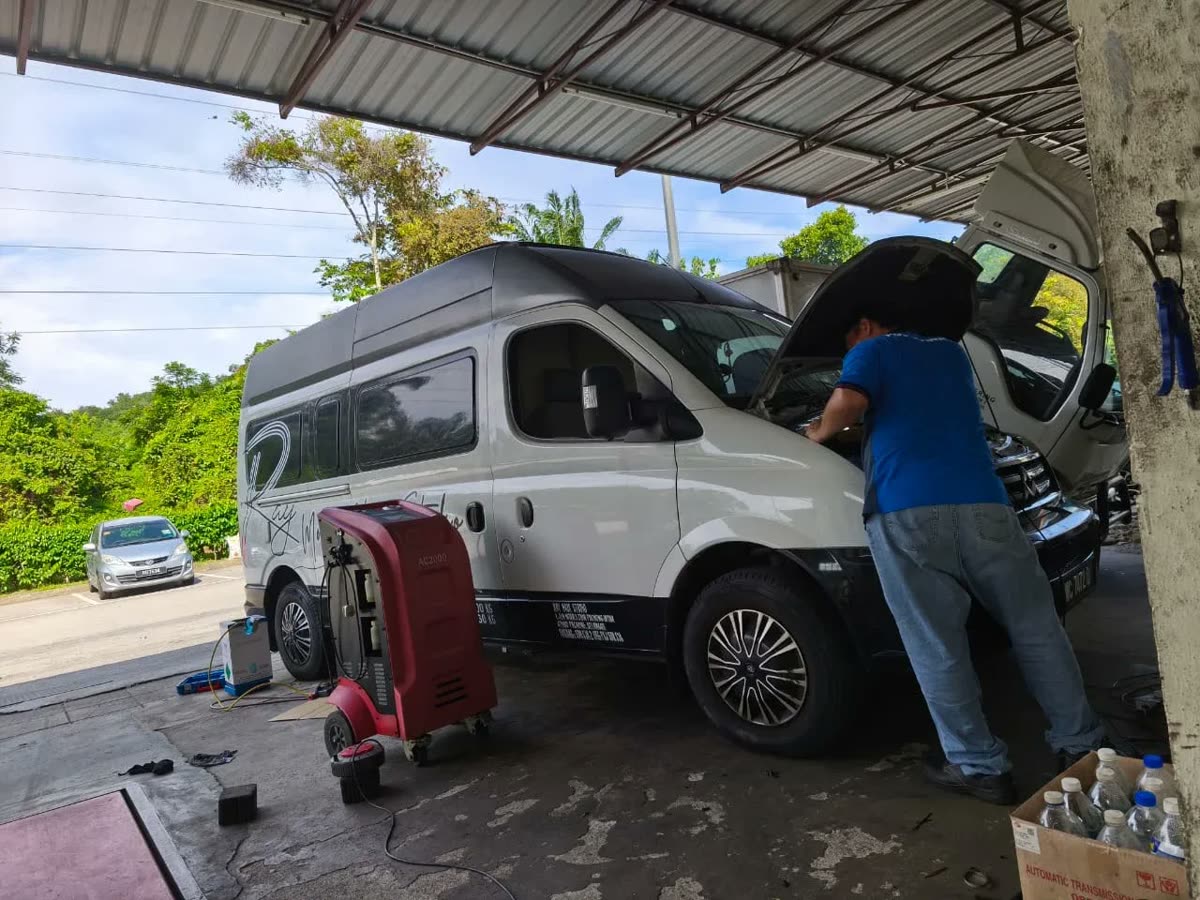 Mechanic running diagnostics on a van at Histobumi Car Care