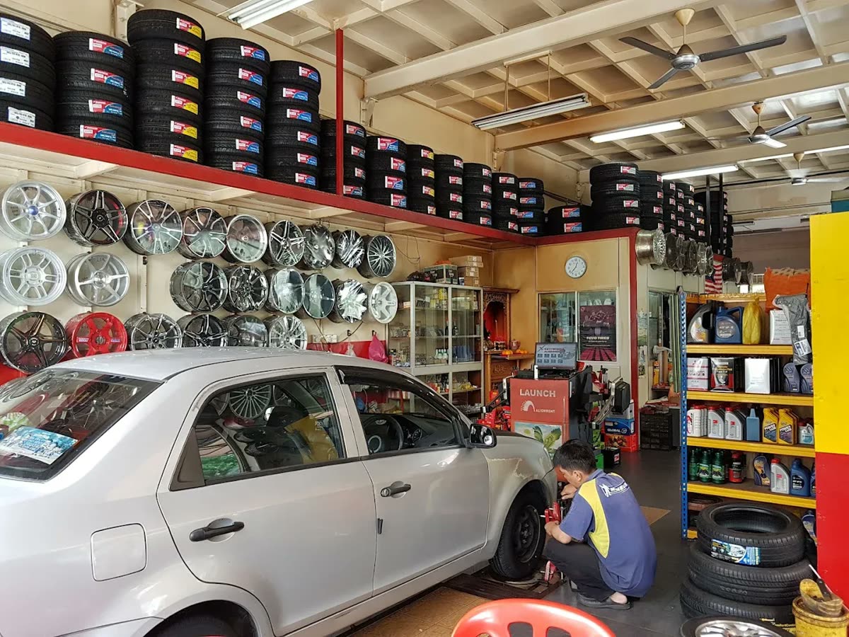 Rim and tyre wall inside the Histobumi workshop with a car on service