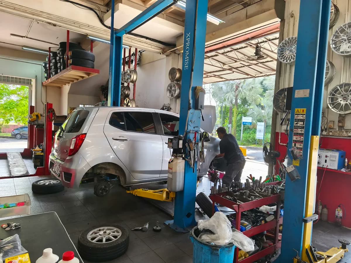 A car raised on the lift for underbody service at Histobumi